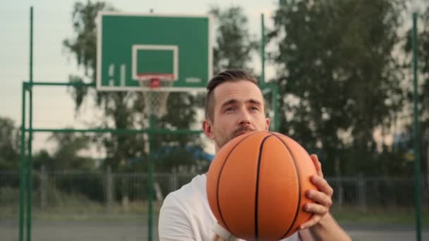 jugador de baloncesto está entrenando tiro de nuevo a la cesta en la cancha - Metraje, vídeo