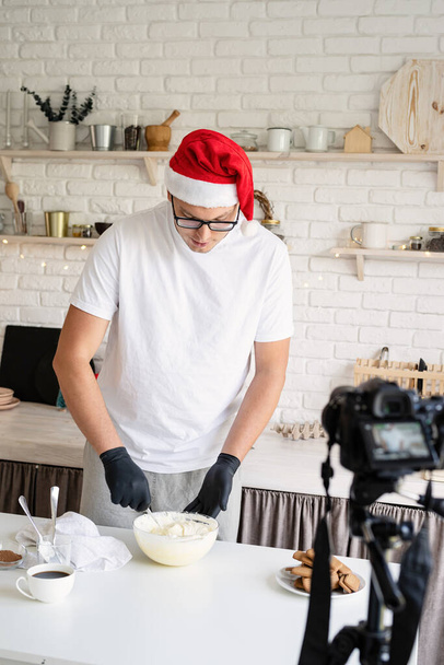 Bloger kucharz nagrywa wideo na blogu. Szef kuchni gotowanie deser robi wideo dla vlog - Zdjęcie, obraz