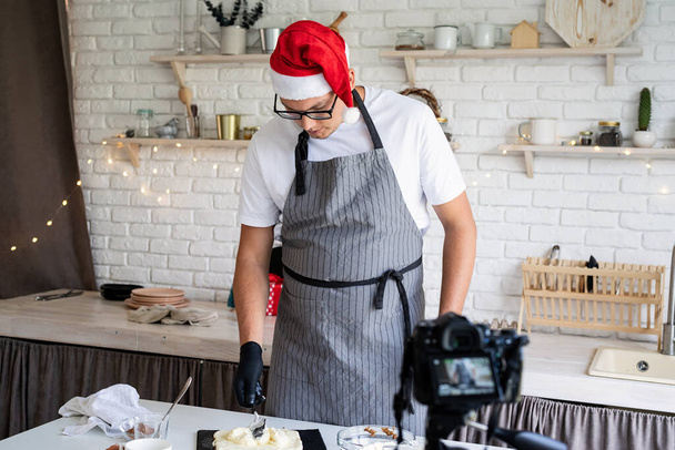 Šéfkuchař blogger nahrává video pro blog. Kuchař vaření dezert dělat video pro vlog - Fotografie, Obrázek
