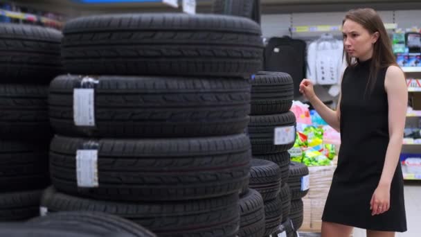 Mujer tiene que comprar neumáticos de coche por su cuenta - Metraje, vídeo