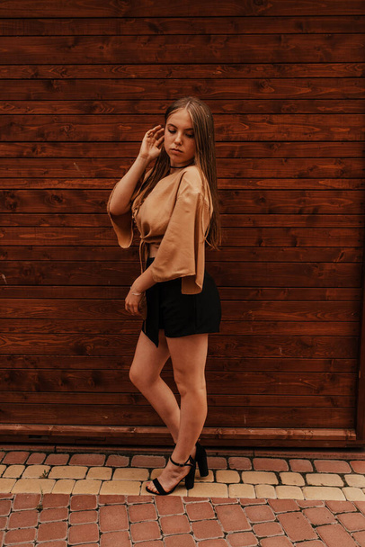  jovem mulher em uma mini-saia Moda verão 2021 estilo glamouroso - Foto, Imagem