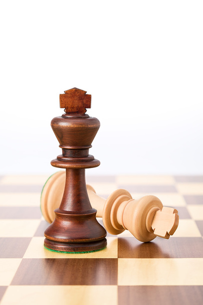 Checkmate preto derrota rei branco
 - Foto, Imagem