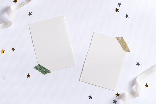 Декоративна різдвяна рамка з блискучих зірок конфетті і сміятися з паперового листа на білому тлі, копіювати простір. Вид зверху. Вітальна листівка
. - Фото, зображення