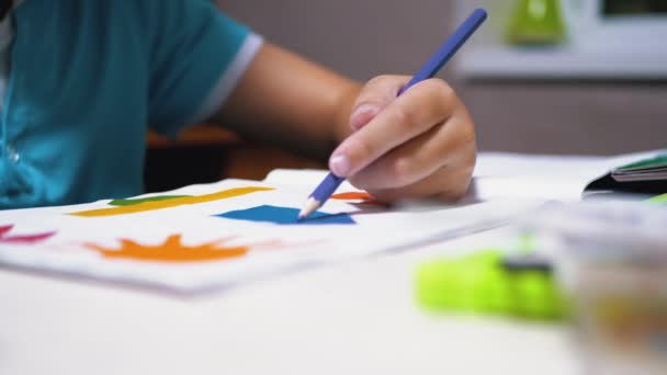 Το Παιδί Χέρι Σχεδιάζει Με Χρωματιστά Μολύβια Στο Σπίτι. Home Schooling, Εκπαίδευση Concept - Πλάνα, βίντεο