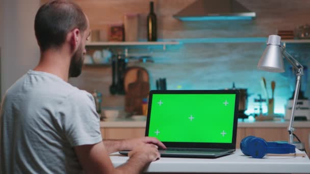 Hombre de negocios mirando el monitor de pantalla verde - Imágenes, Vídeo