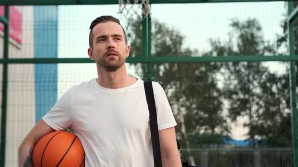 basketbalspeler loopt uit de rechtbank, sportieve hobby - Video