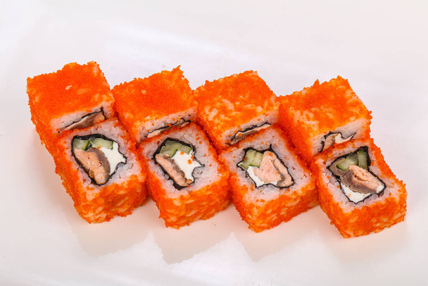 Rollo de cocina japonesa con salmón y queso - Foto, imagen