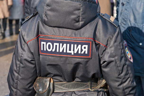 στη μέση του ρωσικού αστυνομικός με τη στολή - Φωτογραφία, εικόνα