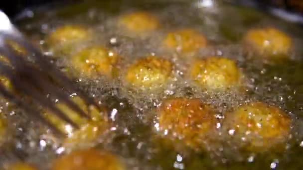 ファラフェル-ひよこ豆、ハーブ、スパイスの混合物は、野菜油を沸騰で揚げ.  - 映像、動画