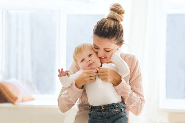 happy young mother with her little daughter at home - Foto, Bild