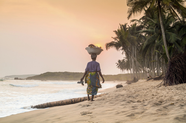 Mujer africana caminando en hermosa playa
 - Foto, Imagen