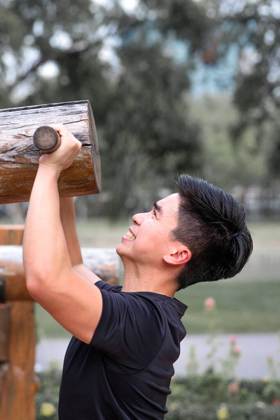 Asiat zvýšit log v parku - Fotografie, Obrázek