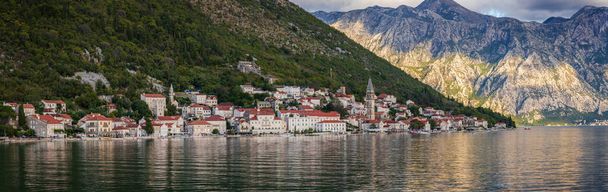 Perast, come un punto culminante assoluto della baia di Kotor, è anche una delle più belle città barocche del Montenegro. - Foto, immagini