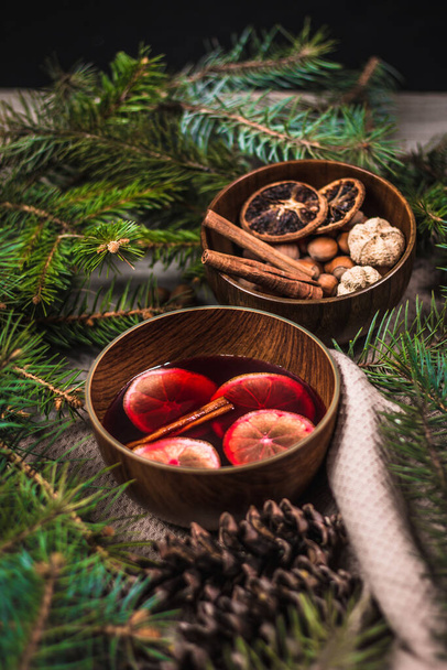 Τσάι φρούτων με κανέλα και λεμόνι και διακόσμηση σε ξύλινο φόντο - Φωτογραφία, εικόνα