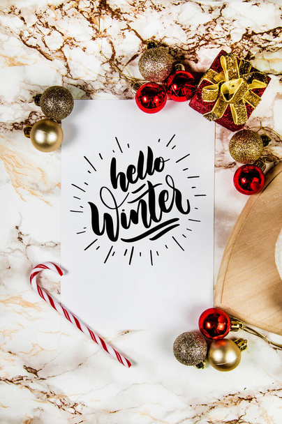 Leeres Blatt Papier auf Marmor-Hintergrund und Dekorationen für den Winterurlaub mit Hallo Winter Text - Foto, Bild