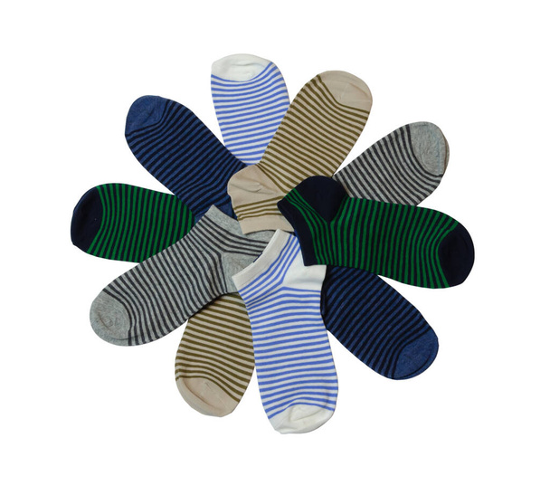 gestreifte Socken in verschiedenen Farben gefaltet in Form von Blütenblättern auf weißem Hintergrund - Foto, Bild