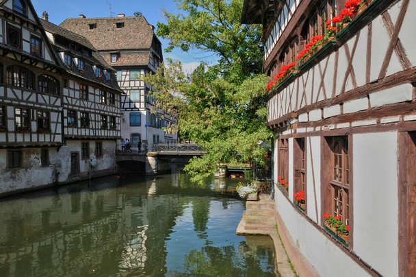  Alsácia, antigo e histórico bairro de Estrasburgo
 - Foto, Imagem