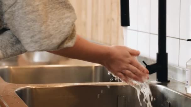 Händewaschen mit Desinfektionsgel. Eincremen der Hände. Covid-19. Corona. - Filmmaterial, Video