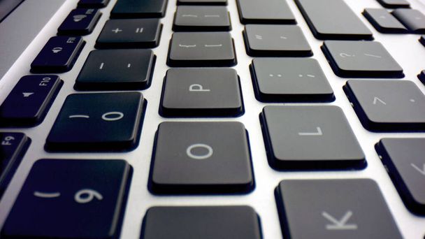 Tastatur eines Computers. Tastaturbuchstaben auf dem Computer schließen - Foto, Bild