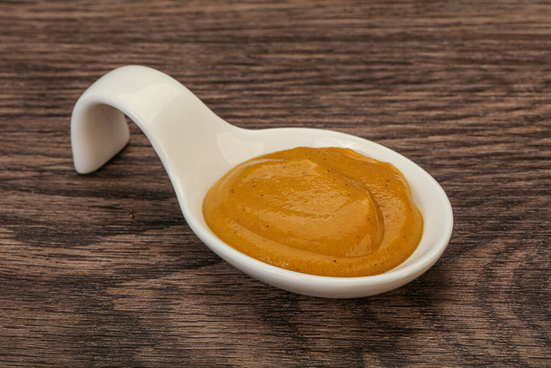 Sauce à la moutarde épicée dans le bol - Photo, image