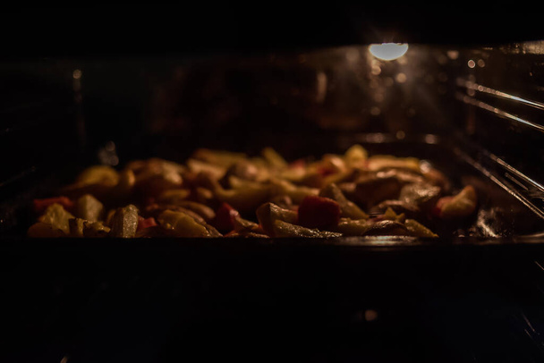 Baked potatoes in the oven. - Foto, Imagen