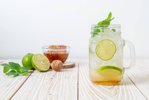 iced honey and lime soda with mint - refreshing drink - Foto, imagen