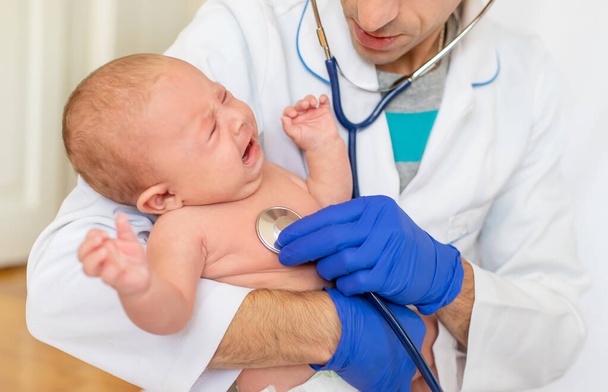 Der Arzt hört dem Baby mit einem Stethoskop zu. Selektiver Fokus. Menschen. - Foto, Bild