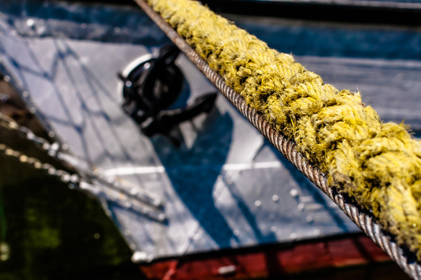 Amarillo halcón, amarre con fragmento visible de la nave
. - Foto, Imagen