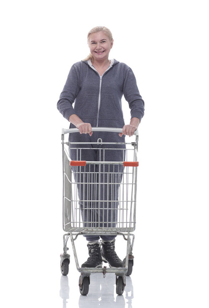 teljes növekedésben. mosolygós alkalmi nő bevásárlókocsival - Fotó, kép