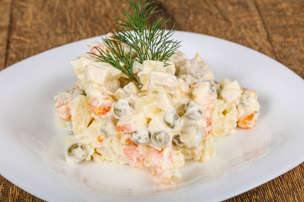 Traditionele Russische salade met mayonaise en vlees - Foto, afbeelding