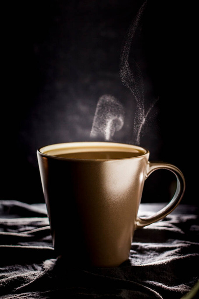 brown cup Coffee with a smoke   blck background - Foto, Bild