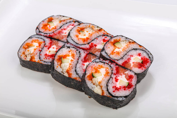 Rollo de cocina japonesa con salmón y queso - Foto, imagen