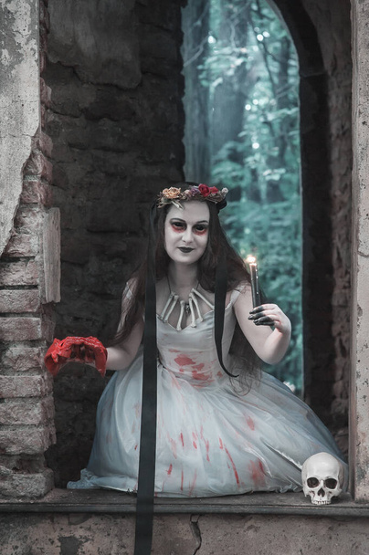 Noiva morta assustadora com carne ensanguentada e vela na mão. Cena de Halloween  - Foto, Imagem