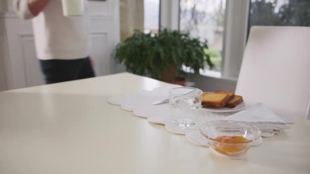 Portret van senior vrouw ontbijten met melk - Video