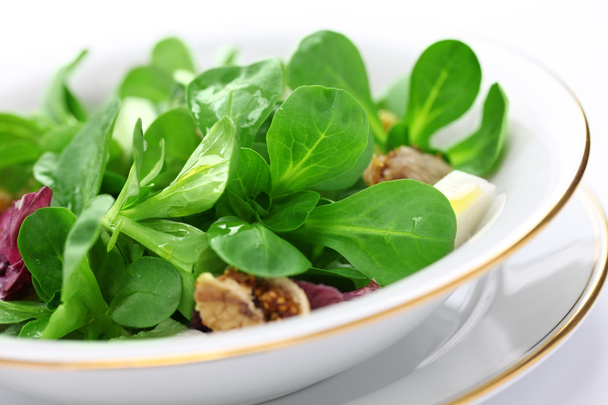 свежий овощной салат на белом фоне - Фото, изображение