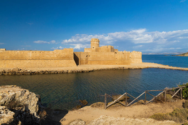 Castello di Isola di Capo Rizzuto, Provincia di Crotone, Calabria, Italia - Foto, immagini
