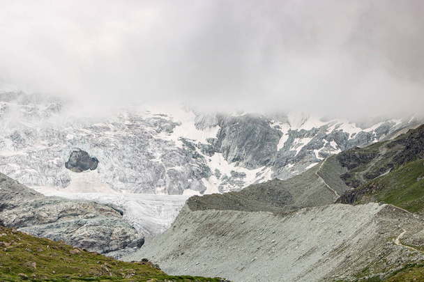 Повітряний вид на гірський ландшафт нижче Лак-де-Моурі в швейцарських Альпах. У Grimentz Vallis, CH Swiss. - Фото, зображення