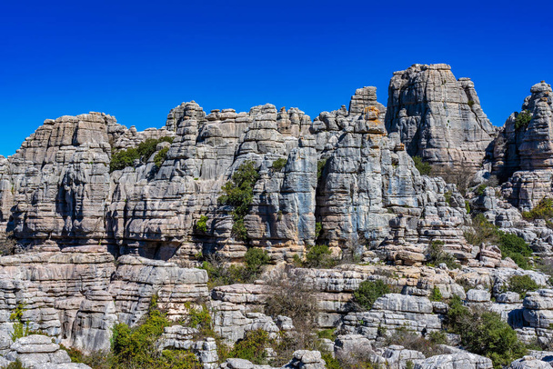 De unieke vorm van de rotsen is te wijten aan erosie die 150 miljoen jaar geleden plaatsvond tijdens de Jura, toen de hele berg onder water stond. Torcal de Antequera - Foto, afbeelding