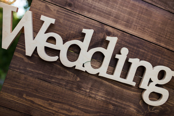 Dřevěná plaketa svatba, krásná výzdoba ve foto zóně písmen. retro lampa - Fotografie, Obrázek