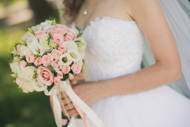 крупним планом фото нареченої, що тримає квітковий букет. фон весільного прикраси
 - Фото, зображення