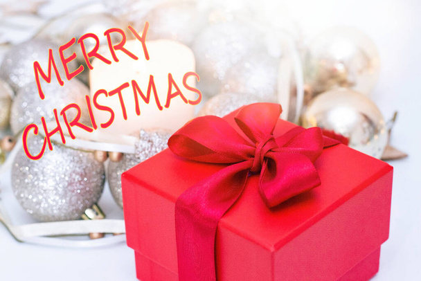 Χριστουγεννιάτικη σύνθεση με κουτί δώρου και διακόσμηση. Καλά Χριστούγεννα. μαλακή και επιλεκτική εστίαση - Φωτογραφία, εικόνα