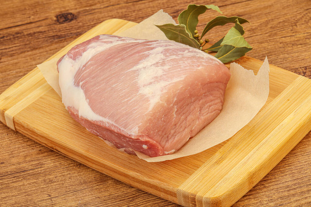 Сырое мясо свинины готово к приготовлению - Фото, изображение