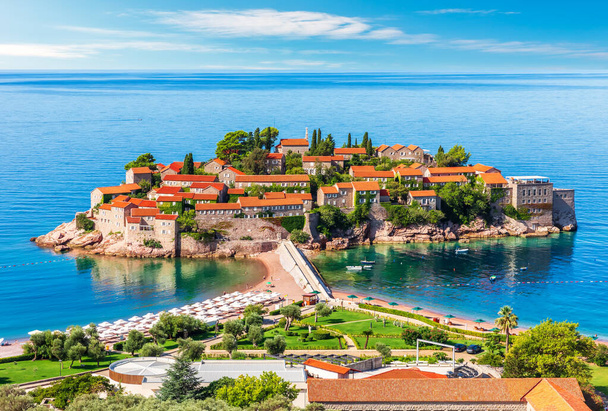 Vista sobre la isla de Sveti Stefan, Budva riviera, Montenegro. - Foto, Imagen