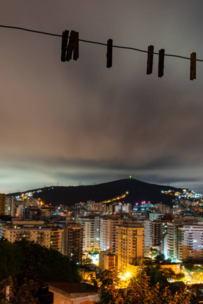 Ночной пейзаж в городе Нитерой, столичный регион штата Рио-де-Жанейро, Бразилия. - Фото, изображение