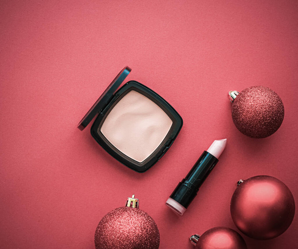 Conjunto de productos de maquillaje y cosméticos para la promoción de la venta de Navidad de la marca de belleza, fondo plano de coral de lujo como diseño de vacaciones - Foto, Imagen