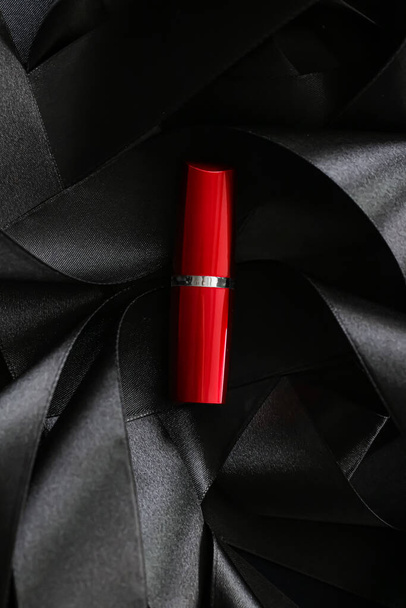 Červená rtěnka na černém hedvábí pozadí, luxusní make-up a kosmetické - Fotografie, Obrázek
