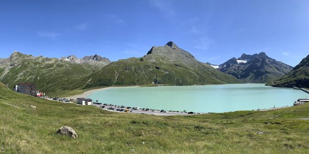 Silvrettapass, Austria - 9 agosto 2019: Splendida vista panoramica sul lago Silvretta al passo del Vorarlberg - Foto, immagini