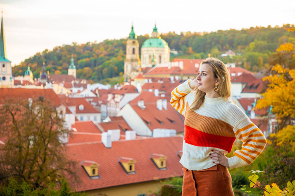 Νεαρή γυναίκα σε κόκκινο φόντο στέγη στην παλιά πόλη της Πράγας, Τσεχική Δημοκρατία - Φωτογραφία, εικόνα