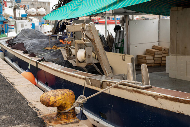 Vistas reales en la cubierta del barco pesquero en el puerto de Torrevieja, Costa Blanca, provincia de Alicante, España. Día nublado. - Foto, imagen