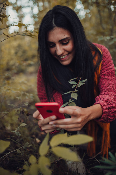 Žena fotí se svým telefonem lesem - Fotografie, Obrázek